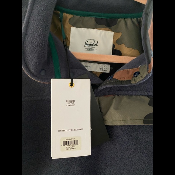 BNWT Herschel Supply fleece camo pullover - Picture 2 of 7